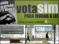 Постери за і проти абортів під час кампанії перед референдумом