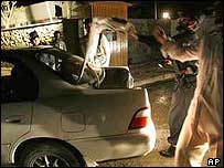 پليس افغان صندوق عقب اتومبيلی را در مرکز کابل بازرسی می کند