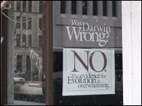 پوستری در انجمن نشنال جئوگرافی در حمايت از نظريه تکامل داروين