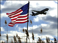 Máy bay cất cánh ở một sân bay Mỹ