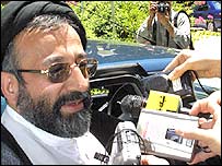 عبدالواحد موسوی لاری، وزير کشور ايران می گويد حضور نظاميان در انتخابات بر خلاف قانون است