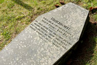 Bedd y Crwydryn, ym mynwent Ystrad Fflur.