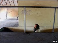 Sobrevivente de tortura visita a Escola Naval de Mecânica, em Buenos Aires, Argentina