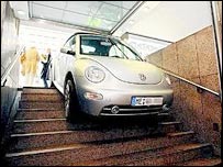 Carro estacionado em metrô