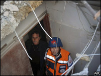 Israelenses avaliam estrago causado por um foguete