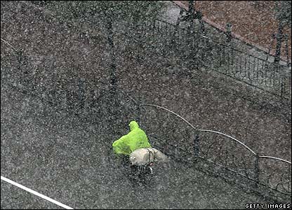  Một người đạp xe đạp trong tuyết rơi ở Thượng Hải ngày 26/01/2008