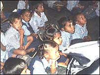 क्लास में बच्चे