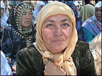 Андижон шаҳар маҳкамаси ёнидаги норозилик намойиши иштирокчилари