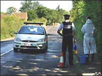 Policiais britânicos em área de segurança para conter o avanço da febre aftosa