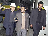 احمدی نژاد در ديدار از نيروگاه بوشهر