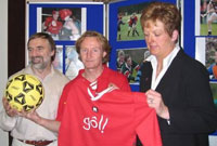 Tim Hartley (canol) yn codi arian i elusen Gôl