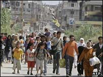 فلسطینیان هنگام خروج از اردوگاه نهرالبارد