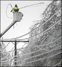 Trabalhadores tentam retirar gelo e galhos de árvore nos Estados Unidos
