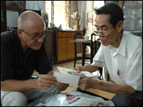 Ông Phạm Xuân Ẩn và tác giả Larry Berman