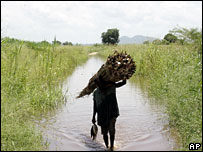 Vítima de enchente em Moçambique (foto de arquivo)