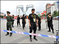 An ninh dày đặc trong lễ rước đuốc tại Tân Cương