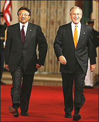 परवेज़ मुशर्रफ़ और जॉर्ज बुश