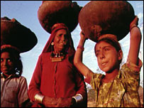 زنی با دو فرزندش در راجستان