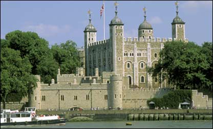 A Torre de Londres vista a partir do rio Tâmisa