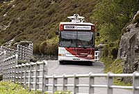 Bws yn teithio ar hyd ffyrdd y canolbarth