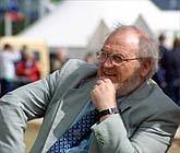  idris charles yn gwarando'n astud