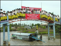 Xây cầu qua sông