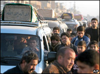 Iraquianos acompanham cortejos funerais em Cidade Sadr