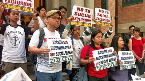 香港菲律賓佣工代表在終審法院外示威（香港電台圖片25/3/2013）