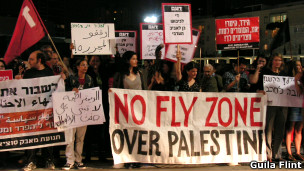 Manifestação em Tel Aviv contra conflito israelo-palestino (Foto: Guila Flint/BBC Brasil)