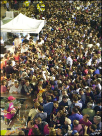 Torcedores diante do estádio Camp Nou