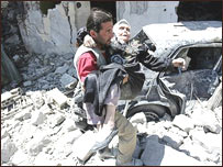 Lübnan'da enkazdan çıkarılan bir yaralı