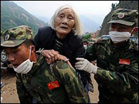 बचाव कार्य में लगे लोग