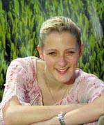 Manon Vaughan, Caernarfon - cyntaf - adrodd o'r Ysgrythur.