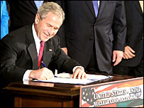 हस्ताक्षर करते बुश