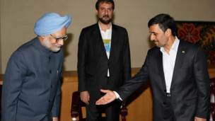 الرئيس الإيراني محمود أحمدي نجاد (يمين) مستقبلا رئيس وزراء الهند