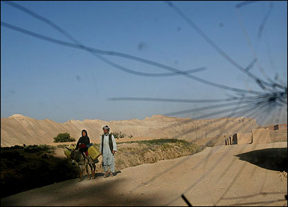  مسافران مرکب سوار در يک جاده خاکی در باميان
