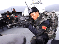 Oficial da Marinha chinesa à bordo do destróier DDG-171 Haikou