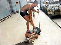 इराक़ी सैनिकों के साथ दुर्व्यवहार