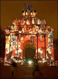 Projeção de imagens sobre o Arco de Wellington, ponto turístico em Hyde Park, no centro de Londres 