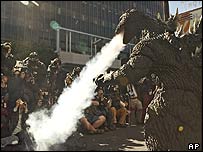 Godzilla solta fumaça pelas ventas durante homenagem