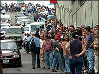 Kuyrukta bekleyen seçmenler