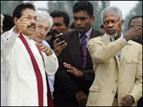 PM Rajapakse visiting tsunami affected with UN chief Kofi Annan