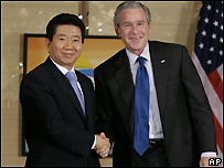 Roh Moo-hyun (esq.) e George W. Bush