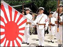 Phe hữu ở Nhật vẫn dùng lá cờ thời quân phiệt