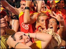 Người hâm một vui mừng khi Tây Ban Nha hạ Nga