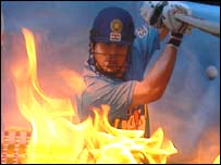 کھلاڑیوں کے پوسٹر نذرِ آتش 