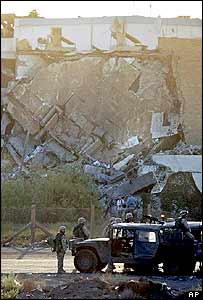 Bombeiros combatem fogo em veículo do lado de fora da sede da ONU em Bagdá