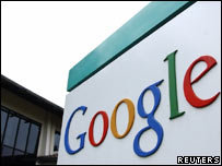 نشان گوگل در برابر ساختمان مرکزی شرکت