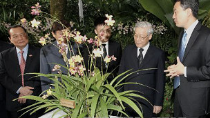 Ông Trọ̣ng tại lễ đặt tên một loài hoa lan tại Singapore