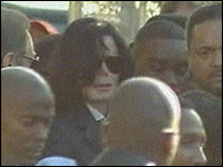 Michael Jackson chegando ao tribunal cercado de seguranças